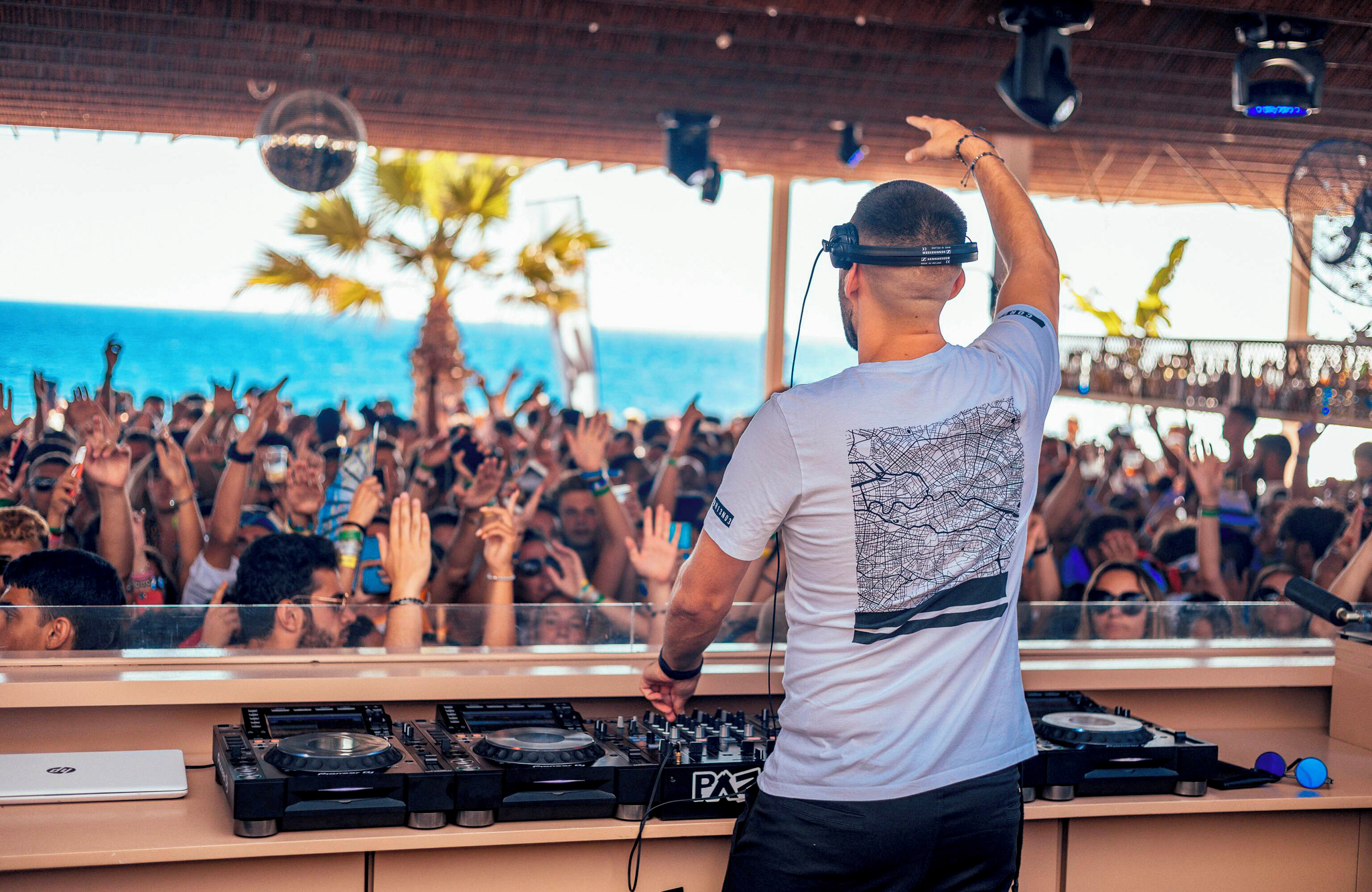 //www.jet2holidays.com/-/media/assets/product images - custom overview groups/cfu/get in the groove/cfu_88080_cabo_corfu_0125_07_689x448.jpg